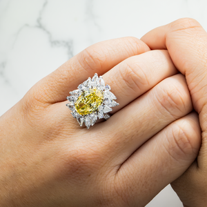 Anillo de Diamantes Ovalados Amarillos de Lujo con Diamantes Blancos de 14K en Oro Blanco, Estilo de Compromiso, Certificado IGI - Product Image 2