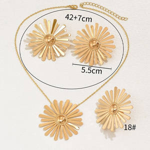Set di Gioielli Floreali Placcati in Oro 24K, 3 Pezzi: Orecchini, Collana e Anello con Perla per Feste e Occasioni Nuziali - Product Image 5