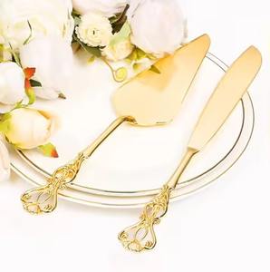 Ensemble de serveurs à gâteaux en laiton élégant design de poignée en boucle à défilement orné ustensile de mariage ou de fête en or de luxe - Product Image 1