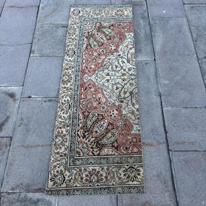 Alfombra Turca Vintage Pequeña de 1.7x4.8 pies (51x146 cm) Alfombra de Lana Roja con Parches y Respaldo de Látex Ecológico - Product Image 1