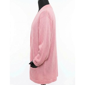 Suéter Cárdigan Varsity Rosa Alpha para Mujer, Cuello en V, Abotonado, Manga Larga, Tejido de Punto, Logotipo Personalizado Bordado/Aplicado, 100% - Product Image 4
