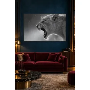 Impression sur toile de la lionne rugissante Fida en gros plan sur fond gris - Product Image 2