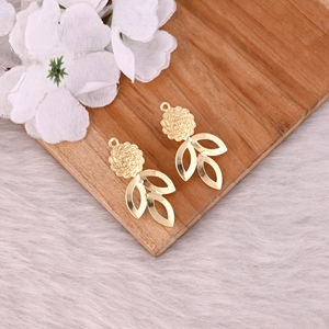 Pendientes de Botón Lisos de Latón Chapado en Oro de Alta Calidad, Pendientes Florales de Latón Chapado en Oro Hechos a Mano por Diseñadores, Fabricante de Joyería - Product Image 5