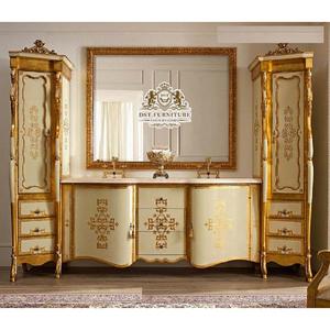 Meuble TV en bois sculpté de style américain avec vitrine, meuble TV de style italien assorti à la vitrine, finition dorée, meubles TV sculptés à la main, États-Unis - Product Image 1