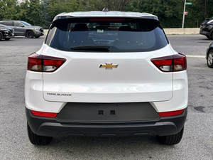 CLEAN 2023 C H e V R o L E T Trail blazer LS FWD - Product Image 3