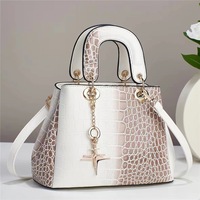 Sac à main de luxe noir structuré en similicuir croco, élégant sac fourre-tout à poignée supérieure avec breloque métallique pour femme, idéal pour les soirées