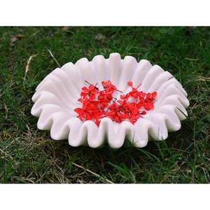 Cuenco decorativo con bordes ondulados blancos - Product Image 4