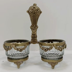 Verre et métal finis à l'ancienne présentent un plat de service double orné, pour un pot à sel - Product Image 1