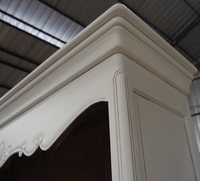 Mueble francés de caoba, librería elegante y desgastada