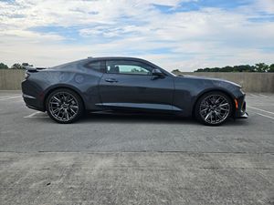 Chevrolet Camaro ZL1 Coupé 2023, Bajo Kilometraje, Caja de Cambios Automática, Volante a la Izquierda, Neumáticos R20, Estado Oscuro - Product Image 3