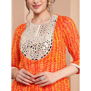 Conjunto Coordinado Indo-Occidental para Mujer, Color Naranja, con Panel Bordado con Espejos en el Cuello, Top con Panel, Sharara de Tela Chifón, Incluye Dupatta - Product Image 2