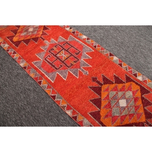 Alfombra Turca Vintage de 3x10 pies, Alfombra de Lana Geométrica Naranja y Rosa - Product Image 4