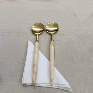 Ensemble standard de cuillère et fourchette de serveur de salade d'or en métal avec la poignée blanche de résine pour des ensembles de table de serveur de salade de mariage - Product Image 2