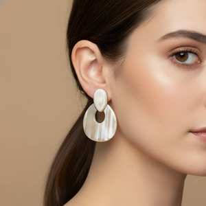 Boucles d'oreilles élégantes en corne de buffle d'eau d'origine vietnamienne, en formes variées, pour les stocks de boutiques, les marchés de revente et les ornements personnels élégants - Product Image 4