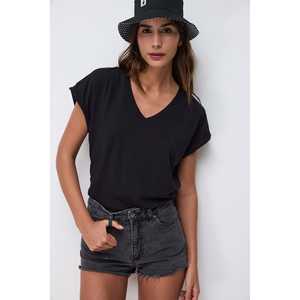 T-shirt à manches courtes en tissu doux avec détails de manches retroussées - Product Image 1