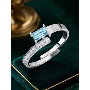 Anillo de Plata de Ley con Baño de Rodio para Hombre con Topacio Corte Esmeralda - Tecnología de Engaste - Product Image 2