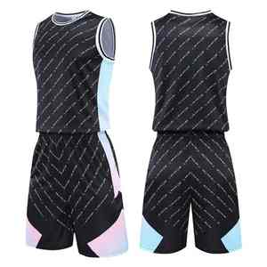 Ensemble d'uniformes de basket-ball personnalisés haut de gamme, fabriqués en tissu polyester respirant, adapté à tous les niveaux de joueurs - Product Image 1