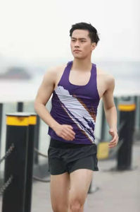 เสื้อกล้ามออกกำลังกายลำลองสำหรับผู้ชาย OEM ผลิตจากโพลีเอสเตอร์/คอตตอน ระบายอากาศได้ดี เป็นมิตรกับสิ่งแวดล้อม แบบซับลิเมชั่น ขายส่ง - Product Image 5