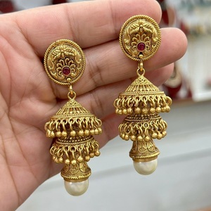 Boucles d'oreilles finition antique plaquées or de qualité supérieure Collection de vêtements de fiançailles de mariage au look traditionnel pour femmes - Product Image 1