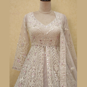 Nuevo Lehenga Indo-Occidental en Color Rosa Pálido con Bordado de Hilo y Diamantes en Estilo Tradicional, Proveedor de la India - Product Image 2