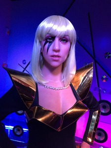 Figurine en silicone réaliste faite à la main de la superstar pop Lady <span class=keywords><strong>Gaga</strong></span>, avec une armure géométrique dorée aux épaules, pour les expositions musicales - Product Image 4