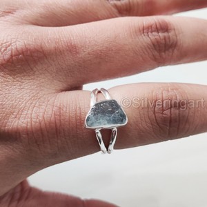 Bague pour femme en argent sterling 925 avec pierre brute naturelle d'aigue-marine martelée, pierre de naissance de mars - Product Image 3