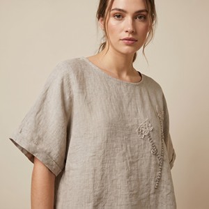 Camiseta de manga corta con cuello redondo y diseño floral, 100% lino, talla única (tallas 36–44) - Product Image 3