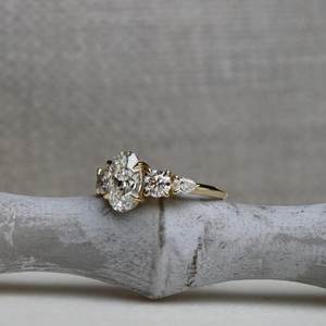 Anillo de Diamante Ovalado de Laboratorio con Certificación IGI de 2.33 Quilates VS1 en Oro de 14K, Anillo de Compromiso y Boda Personalizado para Mujer, Joyería para Fiestas - Product Image 3