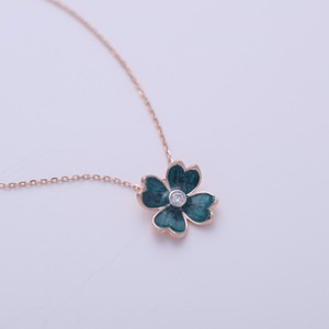 Pendentif trèfle en émail vert avec diamant de laboratoire certifié IGI en or jaune/blanc et or rose 14 carats, pendentif porte-bonheur - Product Image 2