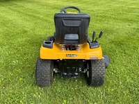 Cub Cadet XT1 LT42 con plataforma de corte de 42 pulgadas cubre sin esfuerzo patios de diferentes tamaños. Motor diésel de 18 HP para trabajos de jardinería.