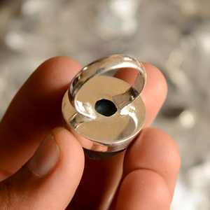 แหวนหินลาบราดอไรต์สีฟ้าแหวนอัญมณีชุบเงินเยอรมันทำด้วยมือเครื่องประดับคริสตัลลาบราดอไรต์ดิบสำหรับแหวน - Product Image 4