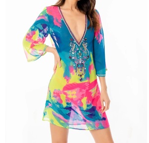 Túnica de playa corta con cuello en V profundo de maternidad, hermoso estampado translúcido, mangas Quatre bordadas a mano de una pieza de colores brillantes - Product Image 1