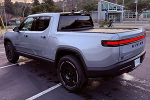 Rivian R1T Adventure Edition 2025, Performance à double moteur AWD, Batterie maximale, Autonomie de 420 milles - Product Image 3