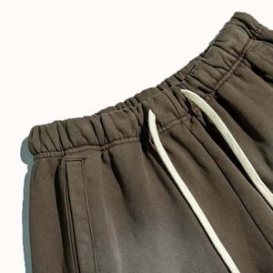 กางเกงขาสั้นผู้ชายเอวยางยืด ล้างสีแบบแอซิด ขอบดิบ ดีไซน์วินเทจขาดๆ ผ้าเทอร์รี่คอตตอน กางเกงขาสั้นผ้าฝ้ายเนื้อนุ่ม เป็นมิตรกับสิ่งแวดล้อม สีพื้น - Product Image 4