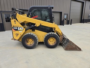 Chargeuse compacte sur pneus d'occasion 242D à deux vitesses avec godet frontal pour l'agriculture et la construction - Product Image 6