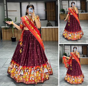 COULEUR DE VIN TRADITIONNELLE EN SOIE DOLA DOUCE ET ENTIÈREMENT IMPRIMÉ D'UNE FEUILLE DE CONTRASTE TRAVAIL BORDER WORK LEHENGA CHOLI AVEC DUPATTA - Product Image 5
