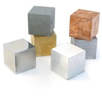Ensemble de cubes pour l'investigation sur la densité, comprenant six cubes de même taille mais de volume différent à des fins expérimentales dans les écoles