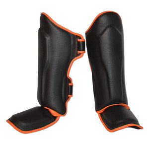 Protège-tibias confortables et protecteurs, conçus pour l'entraînement, dotés de sangles flexibles, résistantes aux chocs et ajustables pour un maintien sûr. - Product Image 1