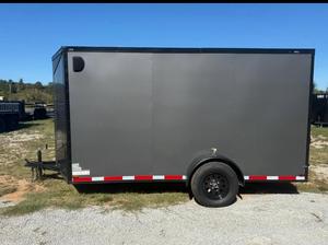 Remolque de Carga Cerrado de 6X12 con Capacidad de Carga de 7000 lb para Contratistas y Empacadores que Necesitan Seguridad, Compacto, Resistente y Fácil de Remolcar - Product Image 3