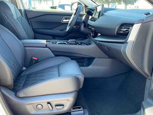 SUV Híbrido 4x4 2025 con Sistema de Propulsión Asistida Eléctrica Avanzado, Ruedas de 20 Pulgadas, Interior Oscuro, Volante a la Izquierda, Transmisión Automática - Product Image 4