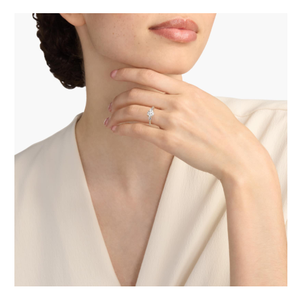 Élégante bague de fiançailles en diamant à trois pierres de designer vintage élégante avec un savoir-faire intemporel et un éclat exceptionnel - Product Image 3