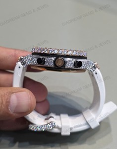 Montre-bracelet en acier inoxydable de luxe de haute qualité personnalisée avec diamants de moissanite glacés Hip Hop pour hommes avec bracelet en caoutchouc blanc - Product Image 5