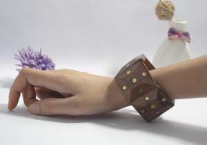 Bracelet en bois de sheesham audacieux et réglable incrusté de points bracelet en bois pour les femmes à la mode anneau en bois rond pour bricolage artisanat - Product Image 4