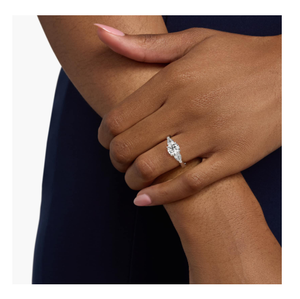 Bague de fiançailles en diamant de qualité supérieure Sidestone Accessoire de bijoux pour femmes en argent de style vintage pour un look sophistiqué et un mariage - Product Image 4