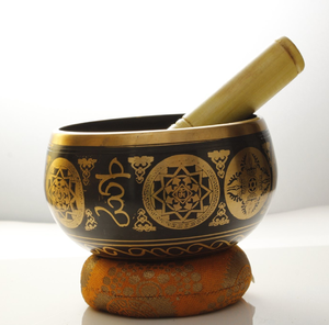 Bol chantant tibétain noir avec Golden Mandala & Script sur sa surface et bâton en bois pour produire du son disponible en gros - Product Image 1