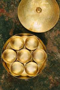 Boîte à épices en laiton de qualité supérieure de travail antique avec un attrait traditionnel et un design à sections multiples pour le stockage masala - Product Image 5