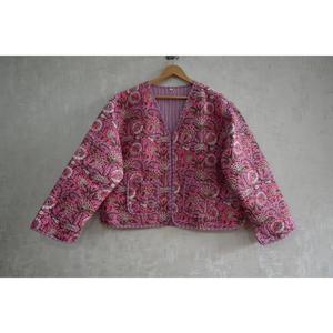 Chaqueta Rosa de Algodón con Estampado Floral, Acolchada, con Botones y Cuello en V, Estampado a Mano, Reversible, Ecológica, Ropa Étnica de Invierno - Product Image 1