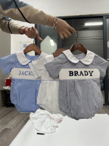Camicia da Notte per Neonati Jiefute Personalizzata con Smock, Ecologica, Chiusura a Bottoni, Bianca Blu Rosa, Monogramma Personalizzato, per il Ritorno a Casa - Product Image 5