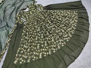 คุณภาพสูง lehenga ชอลิ faux georgette พร้อมลําดับเย็บปักถักร้อยหนักทํางานกับแขนเย็บปักถักร้อยราคาขายส่ง - Product Image 3