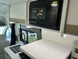 Autocaravana Sprinter |   4x4 Todoterreno |   RV Todoterreno 4x4 con Volante a la Derecha |   Moderno Solar de Aluminio para 4 Personas - Product Image 4